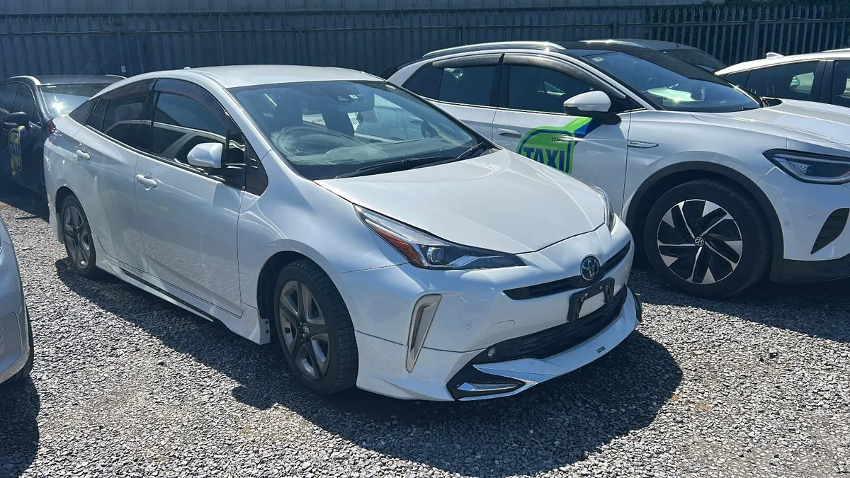 2022 Toyota Prius Self Charge Hybrid Auto LEATHER - Image 3