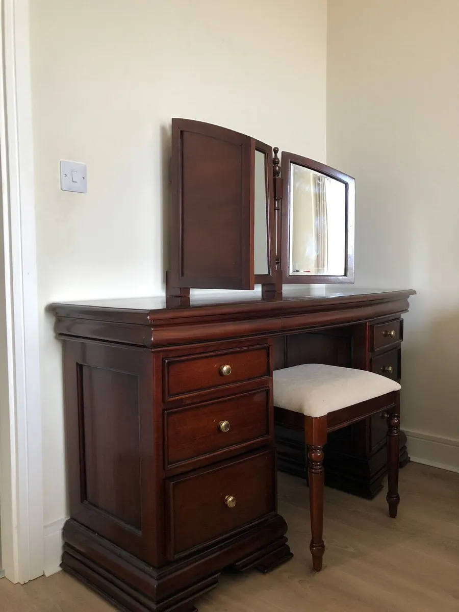 vanity table