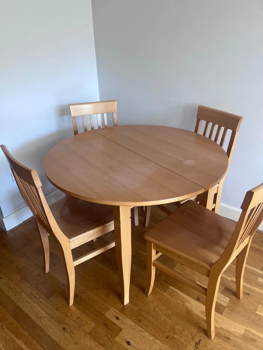 Table (extendable) & 4 chairs - Image 1
