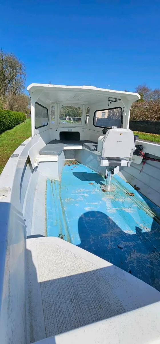Fishing boat - Image 4