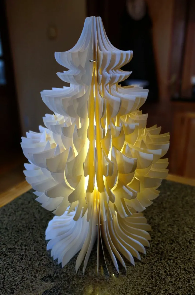 BATTERY OPERATED CHRISTMAS TREE. - Image 1