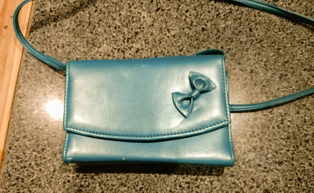 LADIES HANDBAGS (USED). - Image 1
