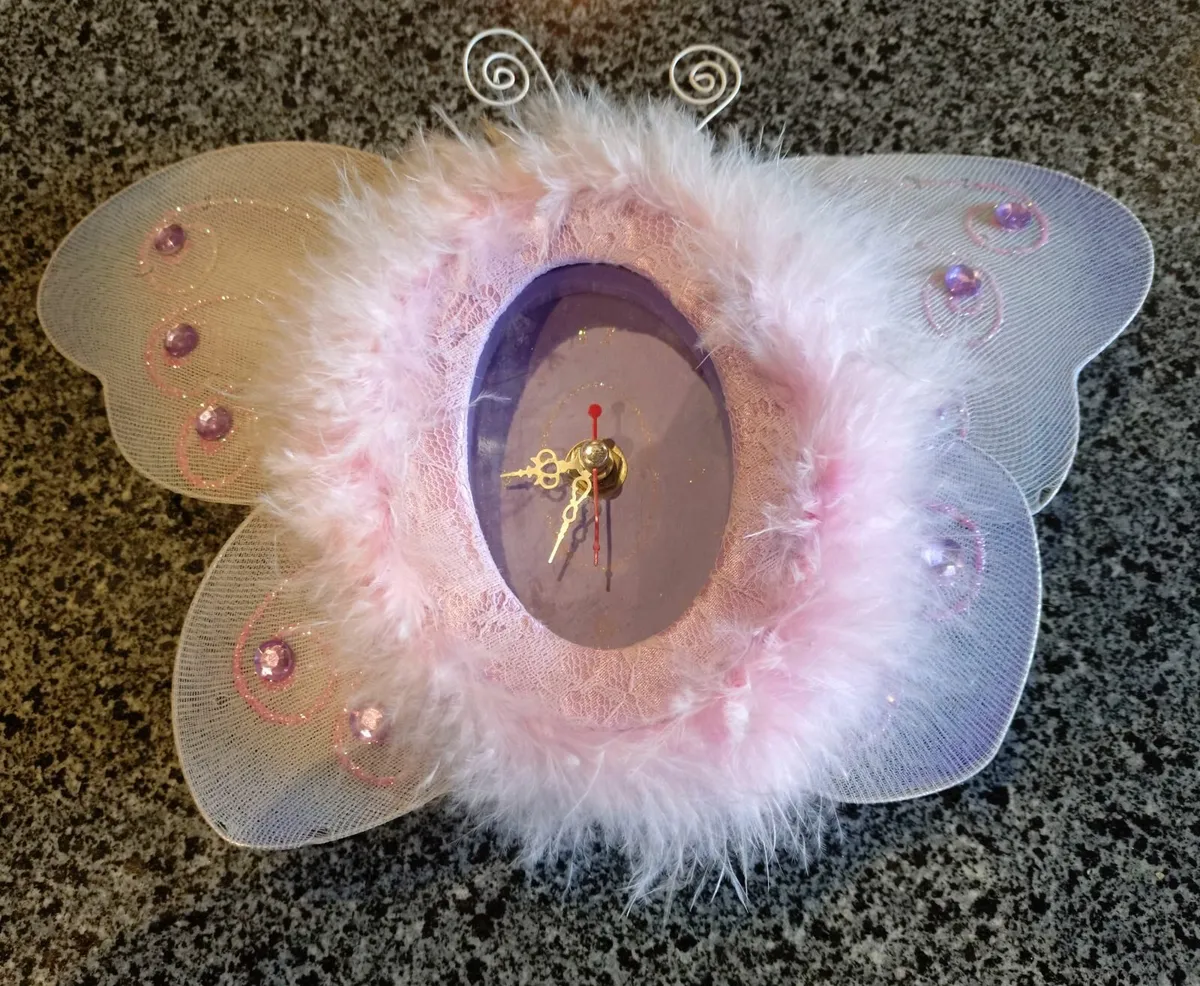 SMALL GIRLS BUTTERFLY CLOCK (USED). - Image 1