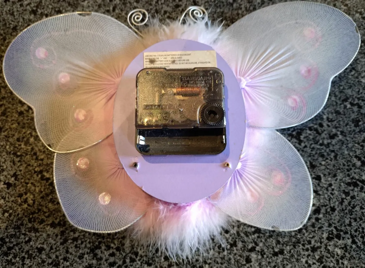 SMALL GIRLS BUTTERFLY CLOCK (USED). - Image 2