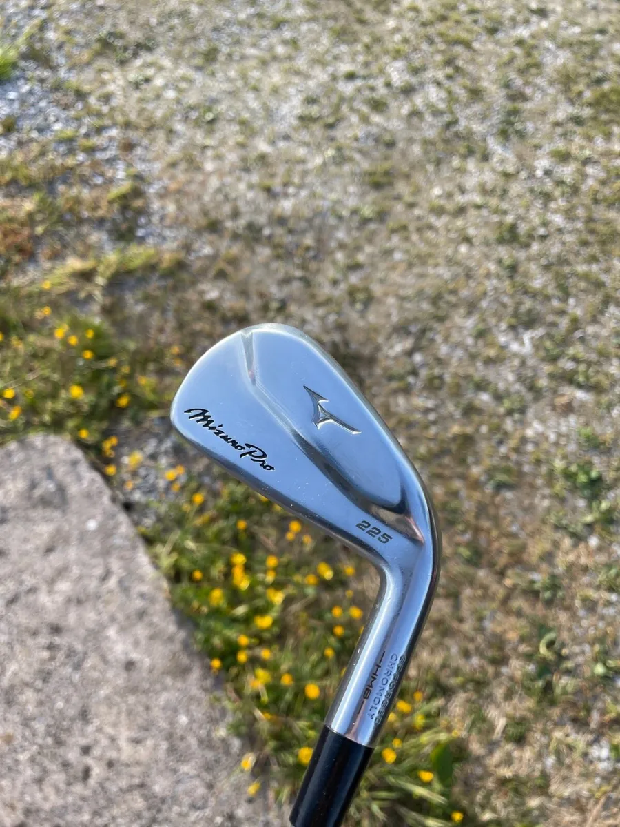 Mizuno pro 225 2 iron/ stiff shaft - Image 1