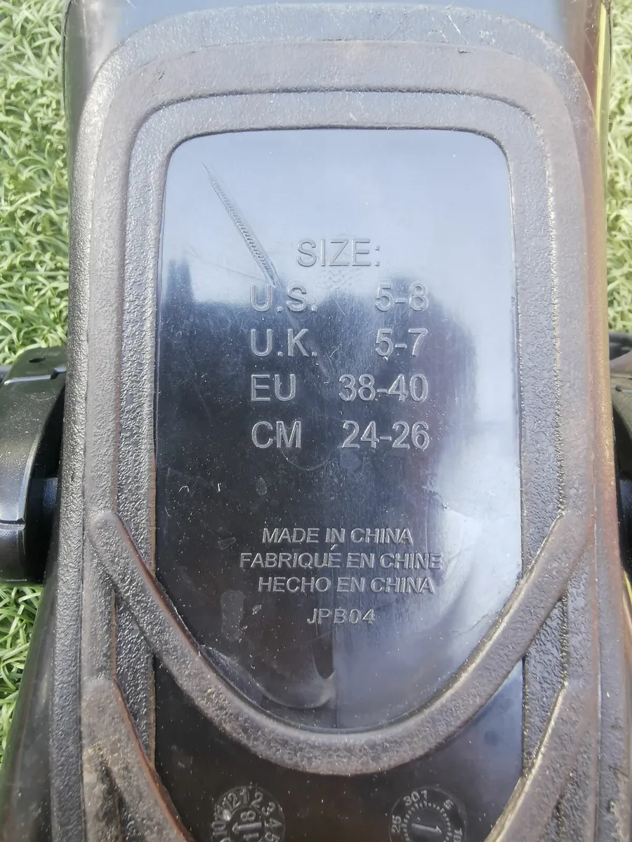 Pair of Quality flippers - Image 2