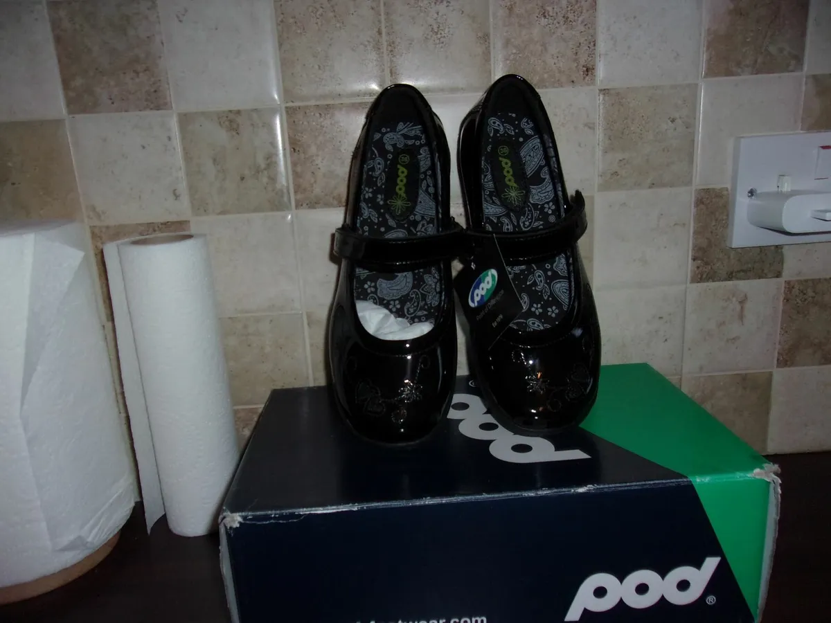 POD  GIRLS  SCHOOL  SHOES  NEW  BOXED - Image 1