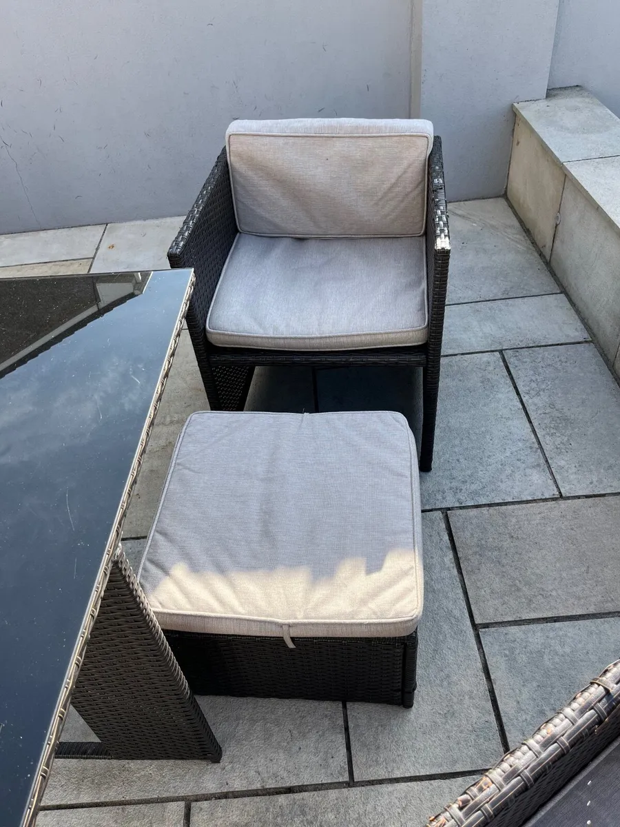 Outdoor table and chairs - Image 3