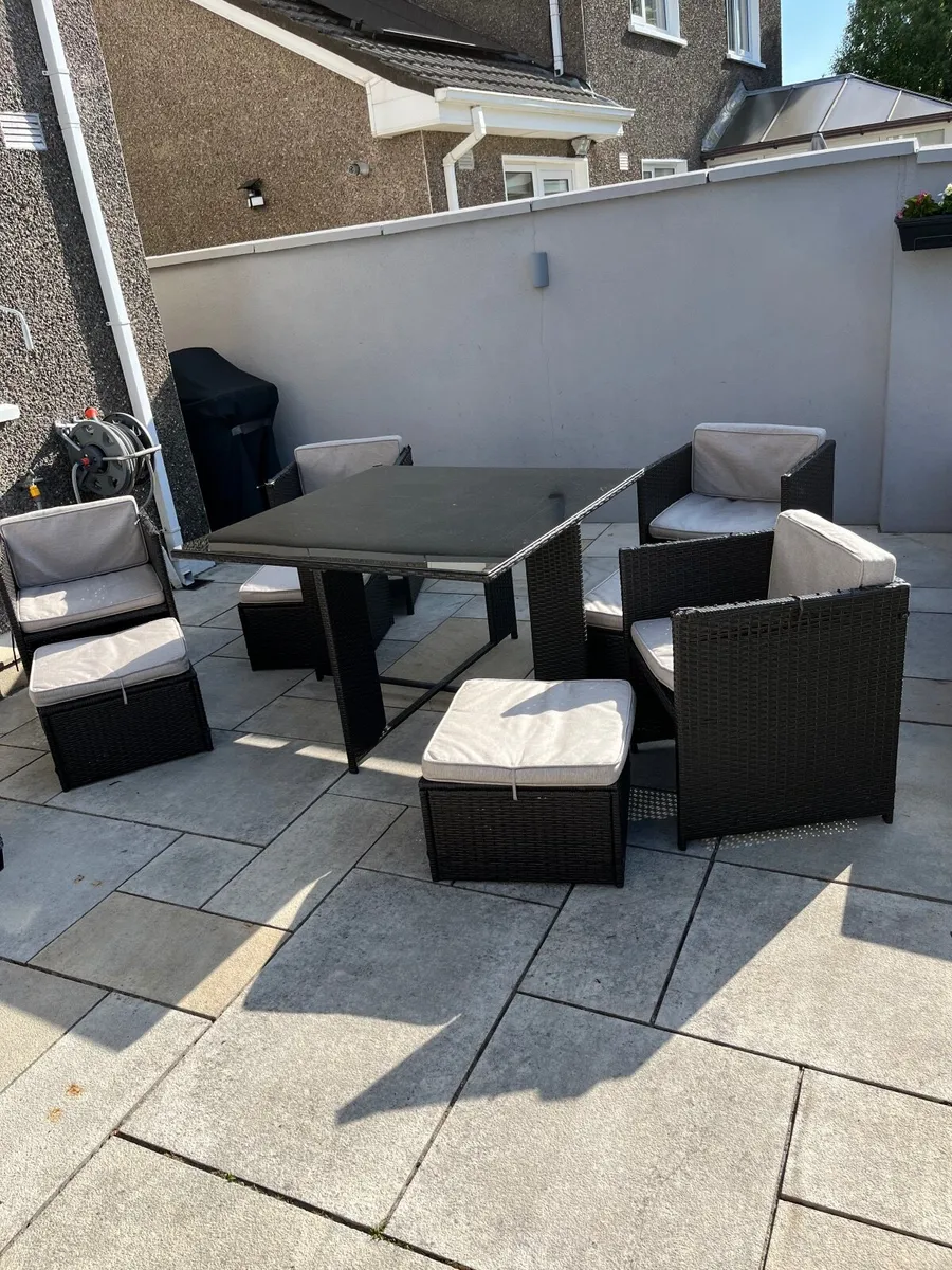 Outdoor table and chairs - Image 1