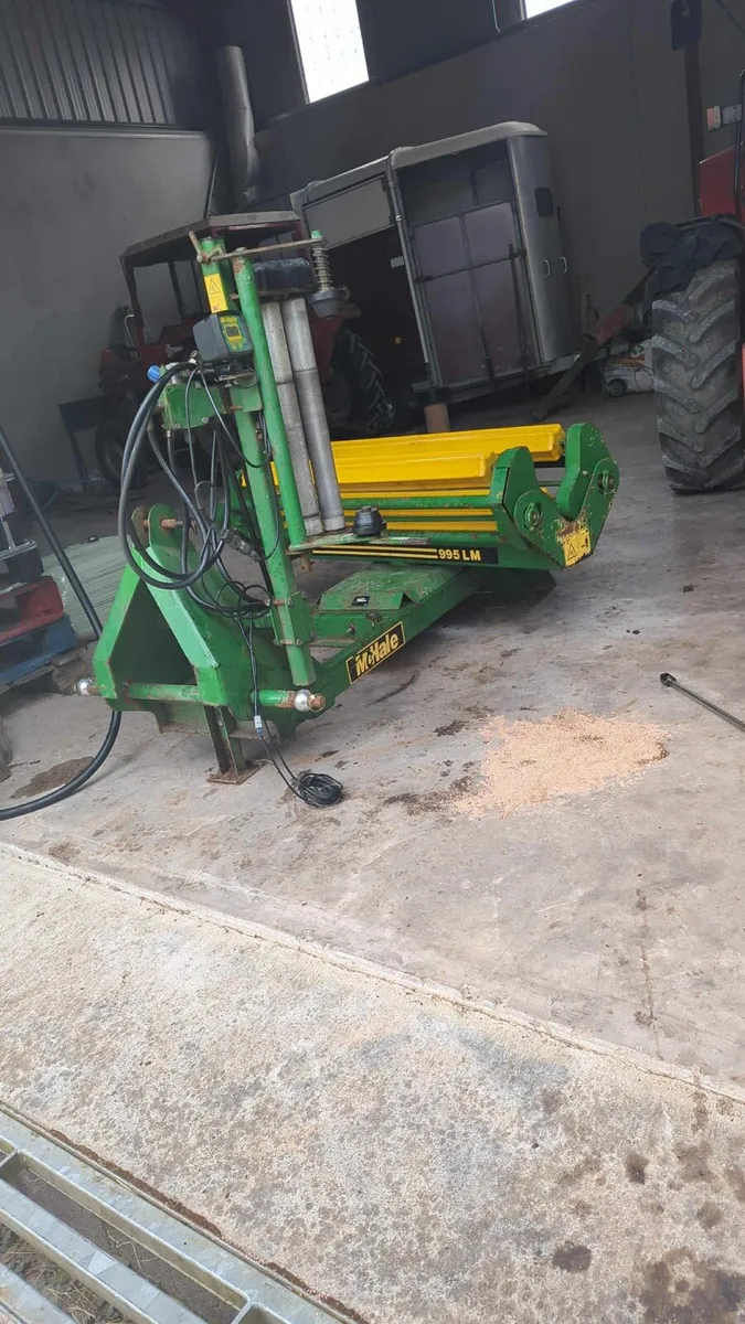 International B47 square baler - Image 3