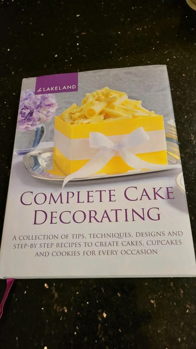As new, Lakeland cake decorating book - Image 1