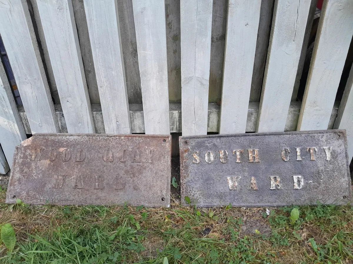 Vintage lawnmower, cast iron signs - Image 2