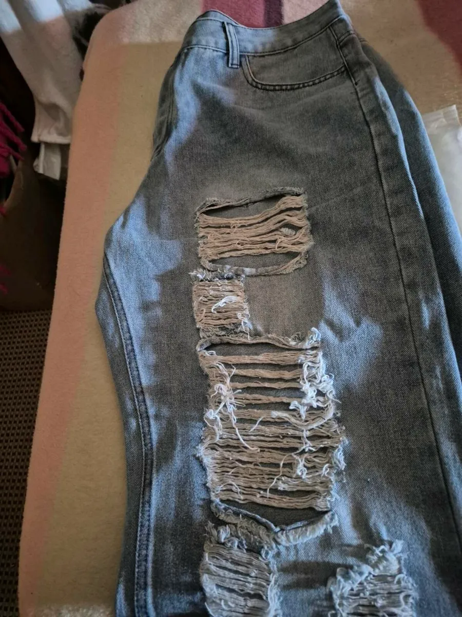 2 NEW  PAIRS OF MENS RIPPEDJEANS - Image 4