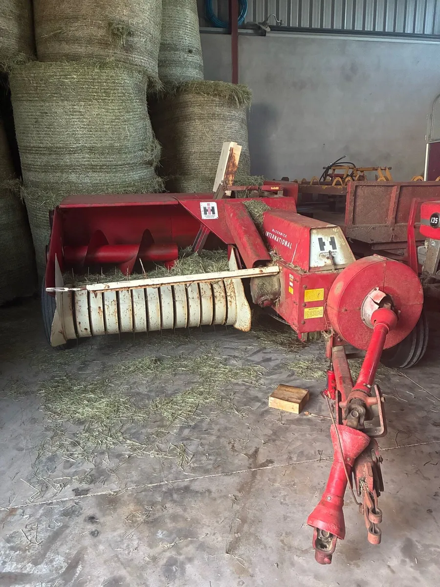 International B47 square baler - Image 1