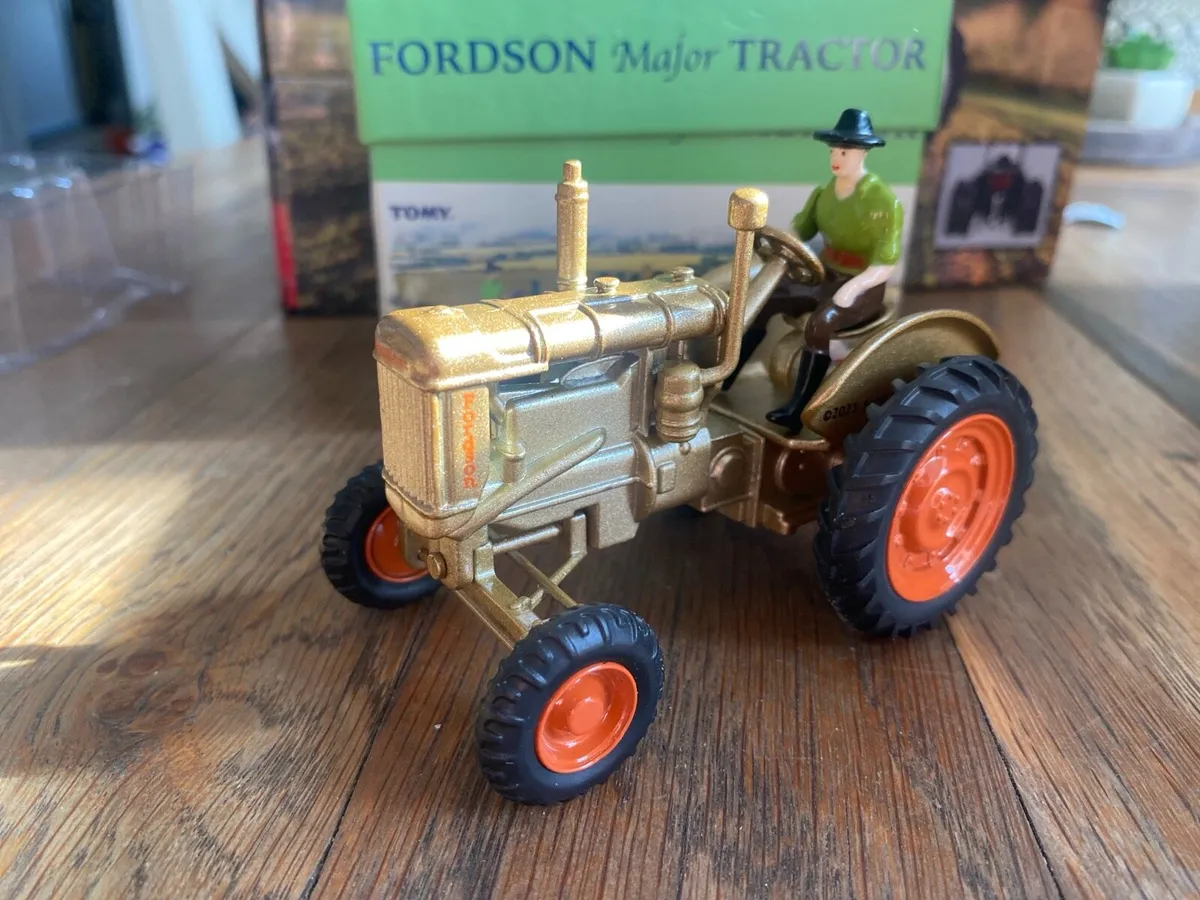 Gold fordson major 1:32