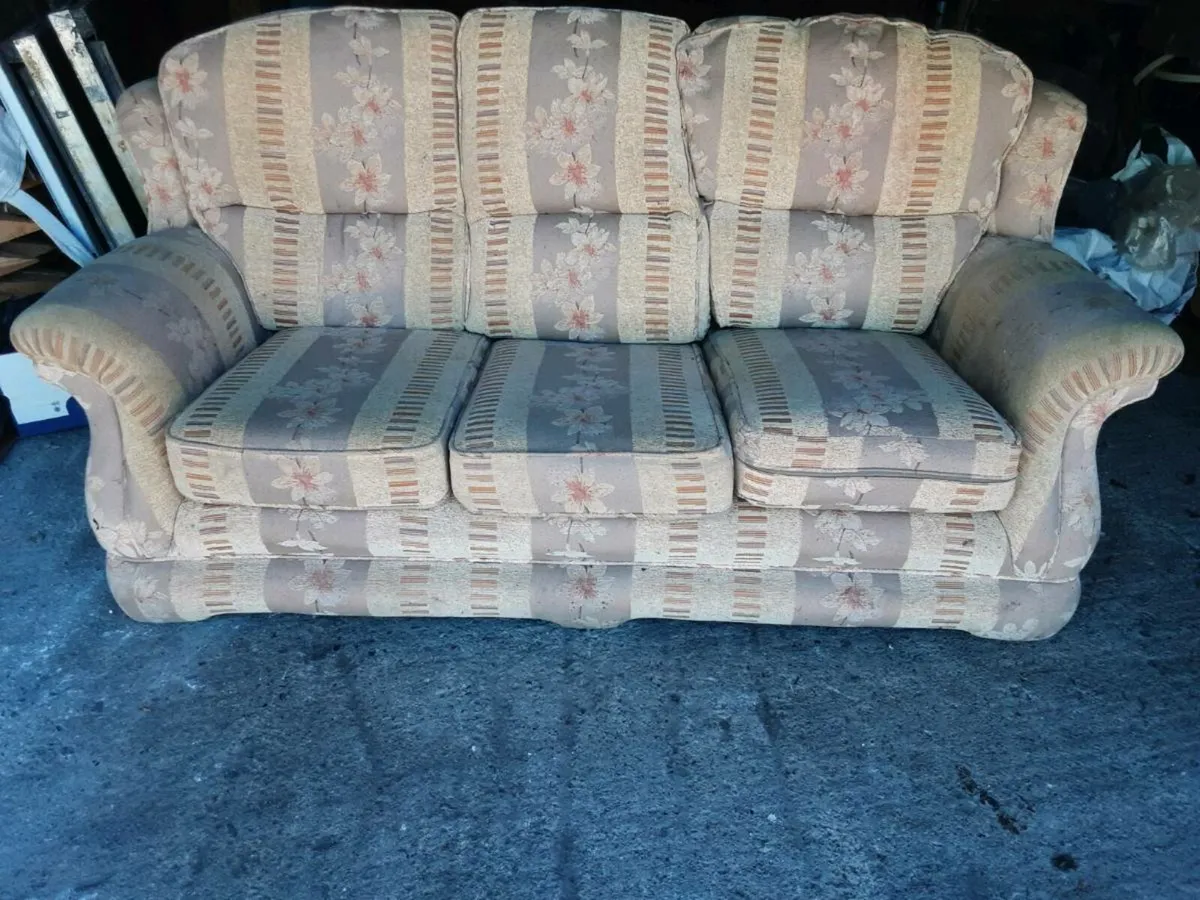 SITTING ROOM SUITE & SOFAS - Image 1