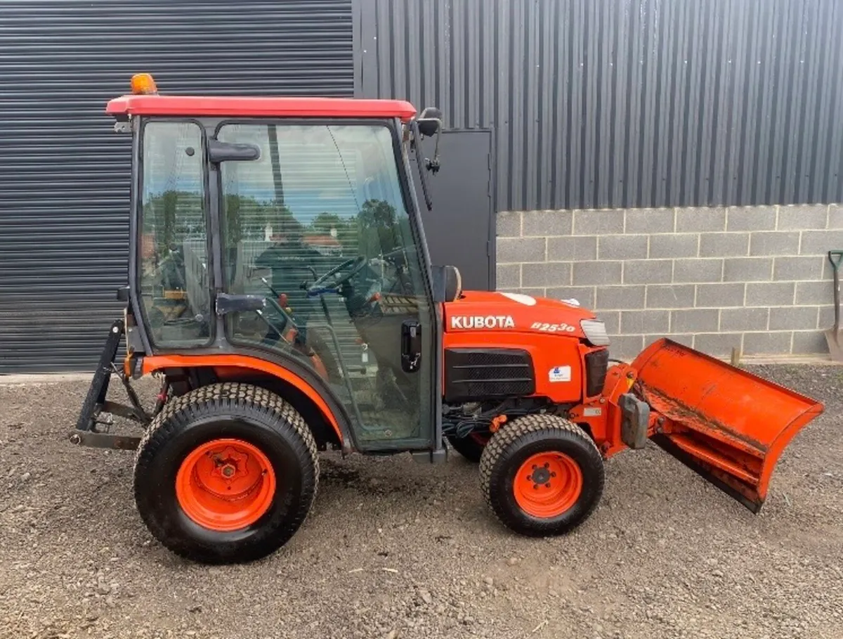 Kubota B2530 compact tractor 300 hours . - Image 1