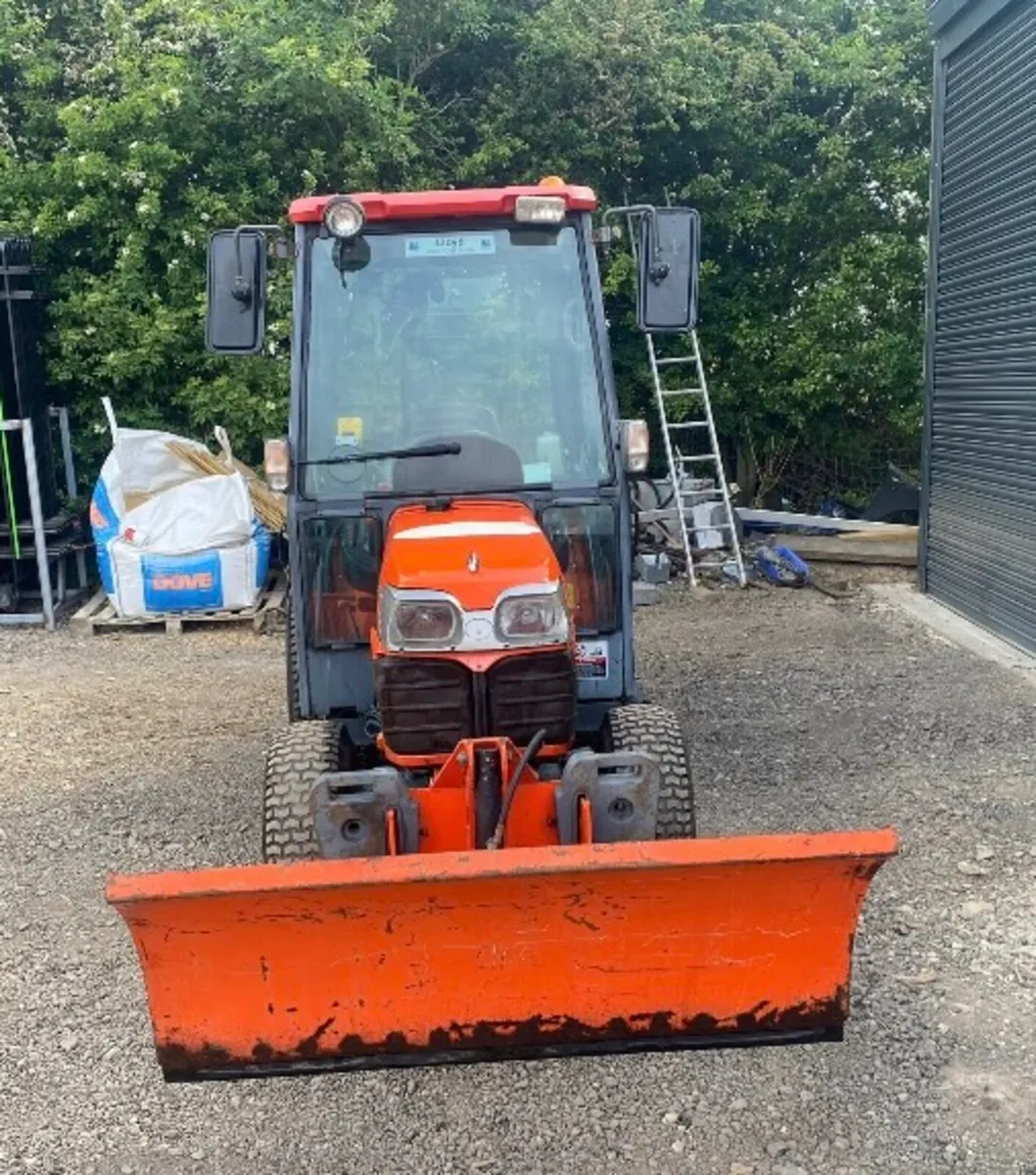Kubota B2530 compact tractor 300 hours . - Image 2