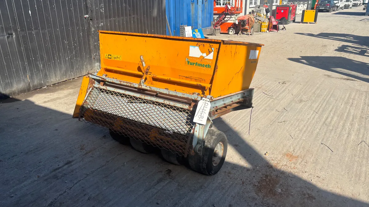 Noblat Single Axle Sand Spreader - Image 3