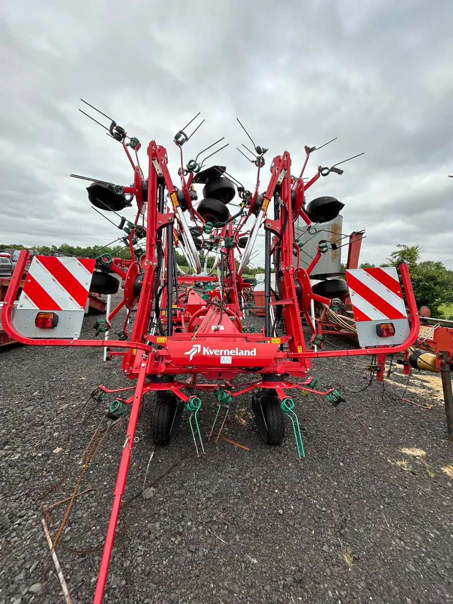 2019 Kverneland 8590 Tedder - Image 1