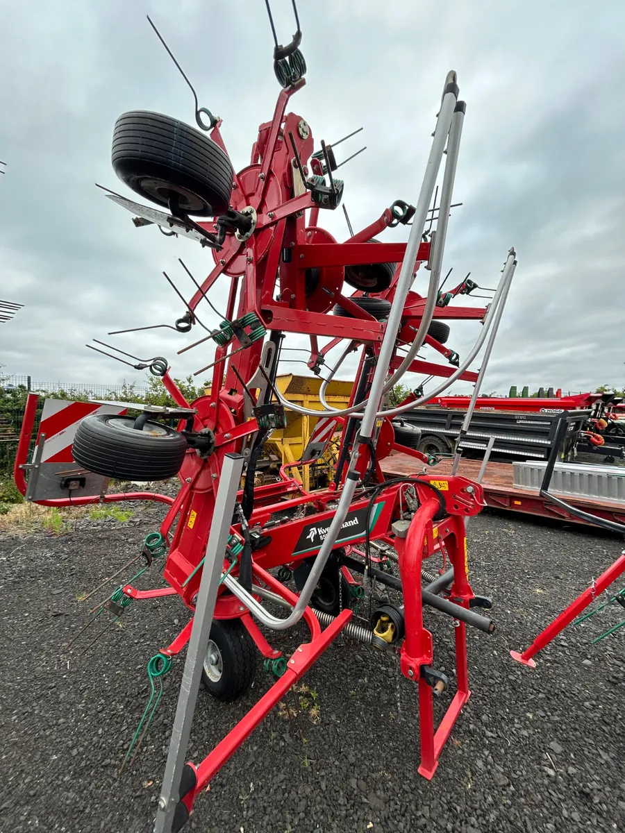 2019 Kverneland 8590 Tedder - Image 4