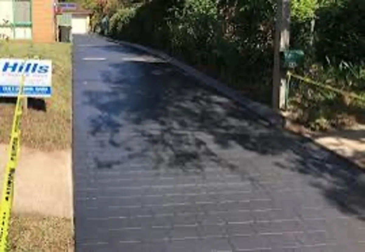 Roof/driveway paint - Image 3