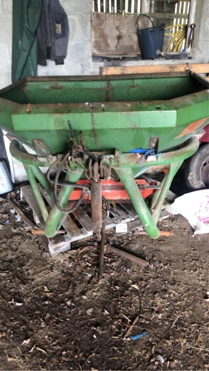 Amazone fertiliser spreader - Image 1