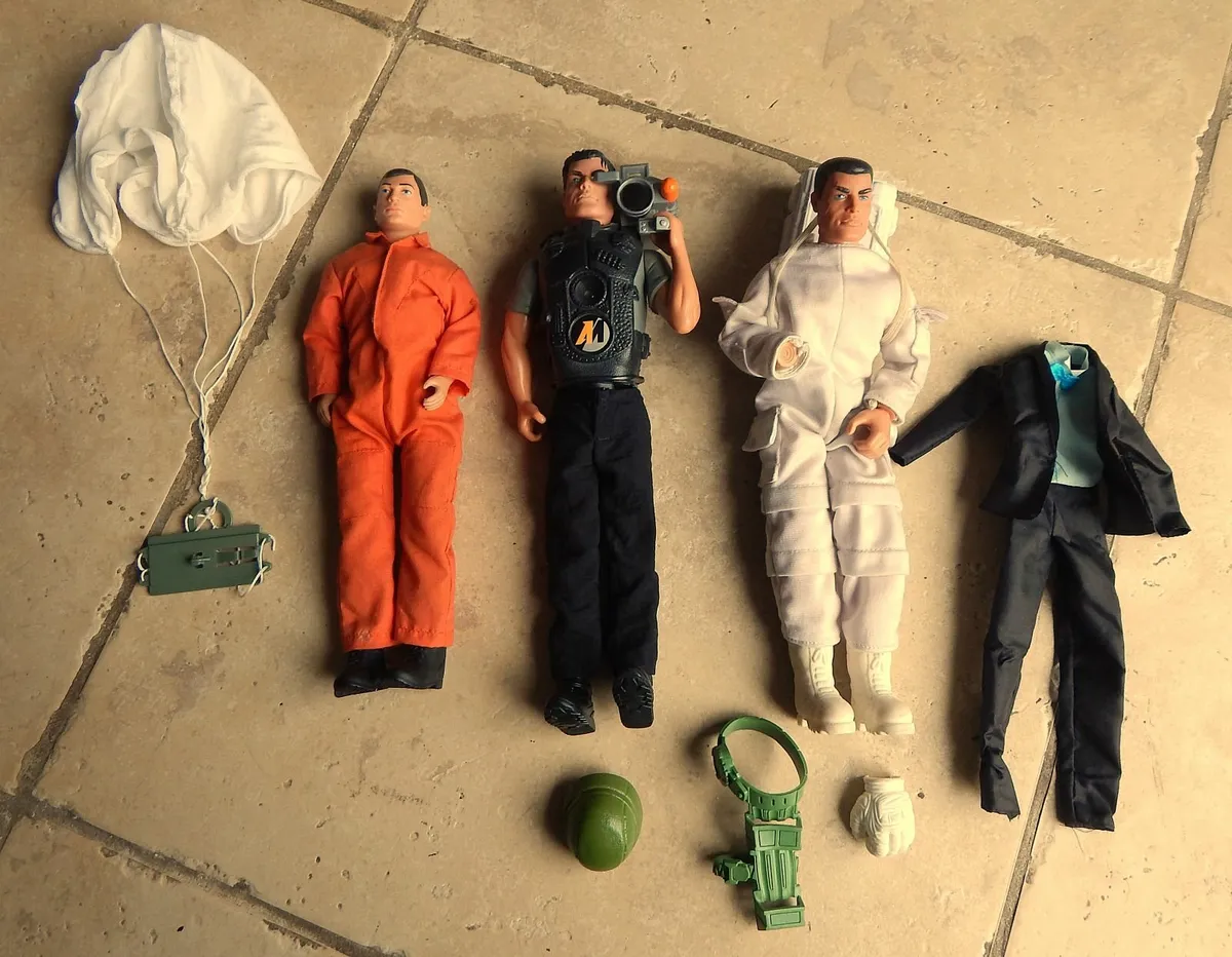 3 Vintage Action Man Figures & Accessories - Image 2