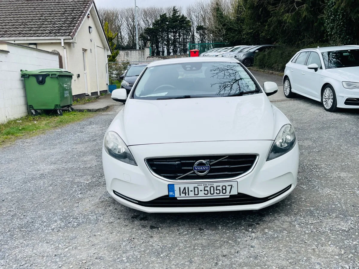 Volvo V40 2014  AUTOMATIC 43K MILES - Image 2