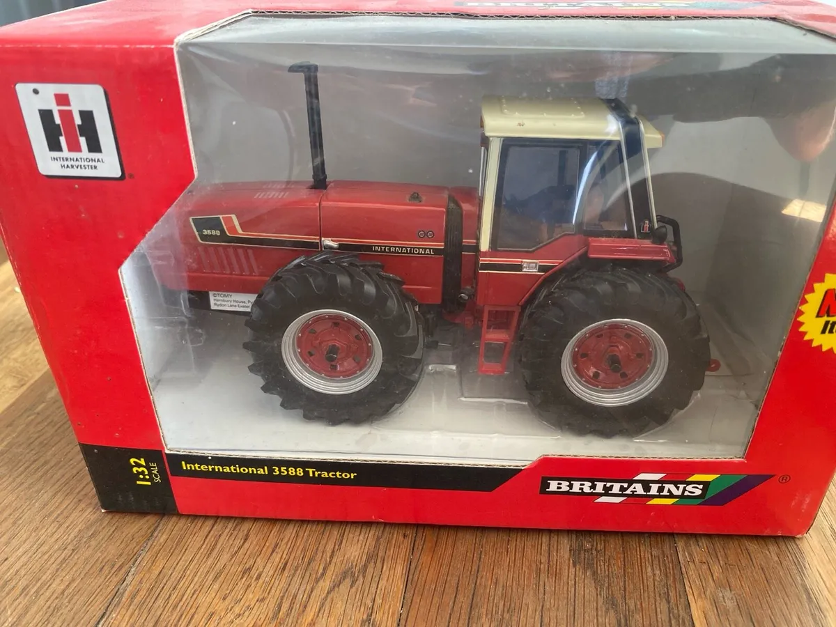International 3588 tractor 1:32
