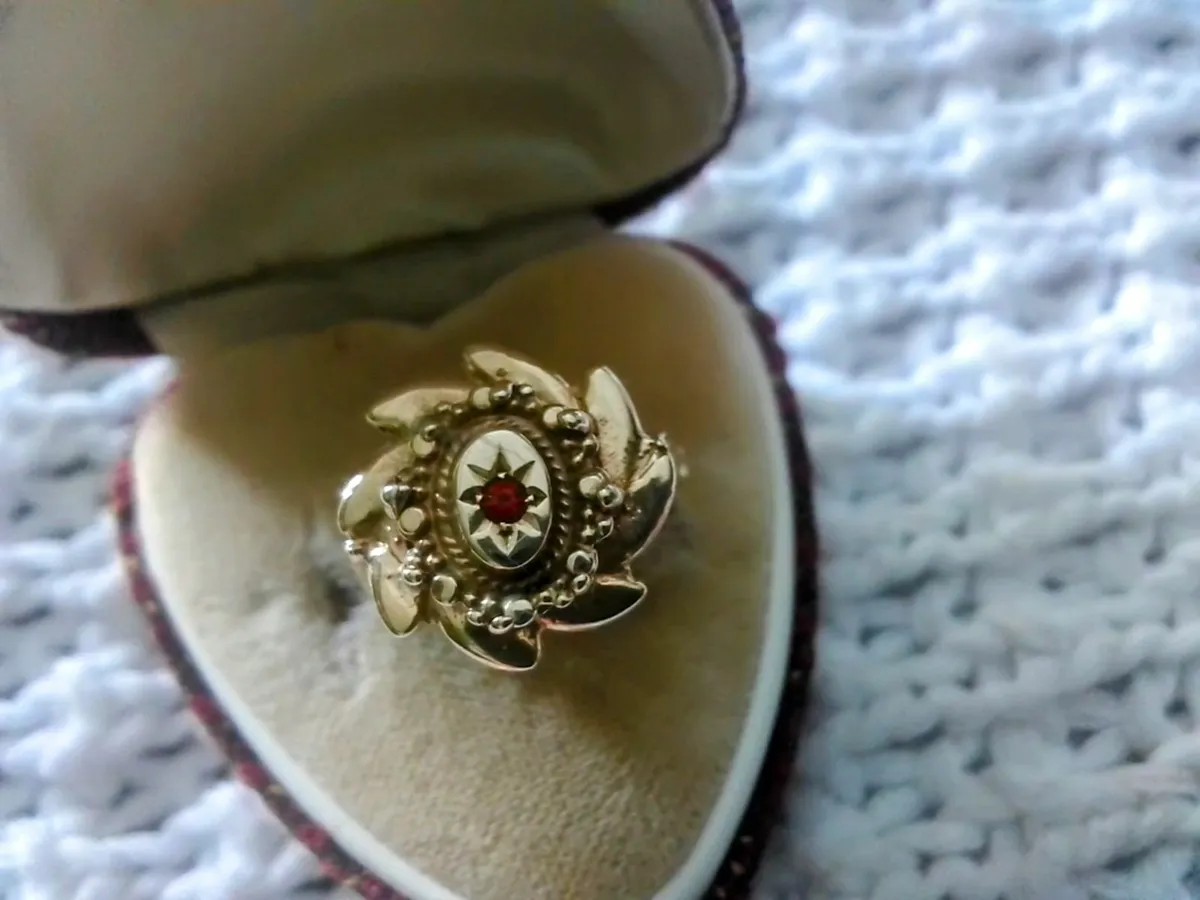 ANTIQUE 9CT GOLD RUBY STARBURST RING SIZE M - Image 1