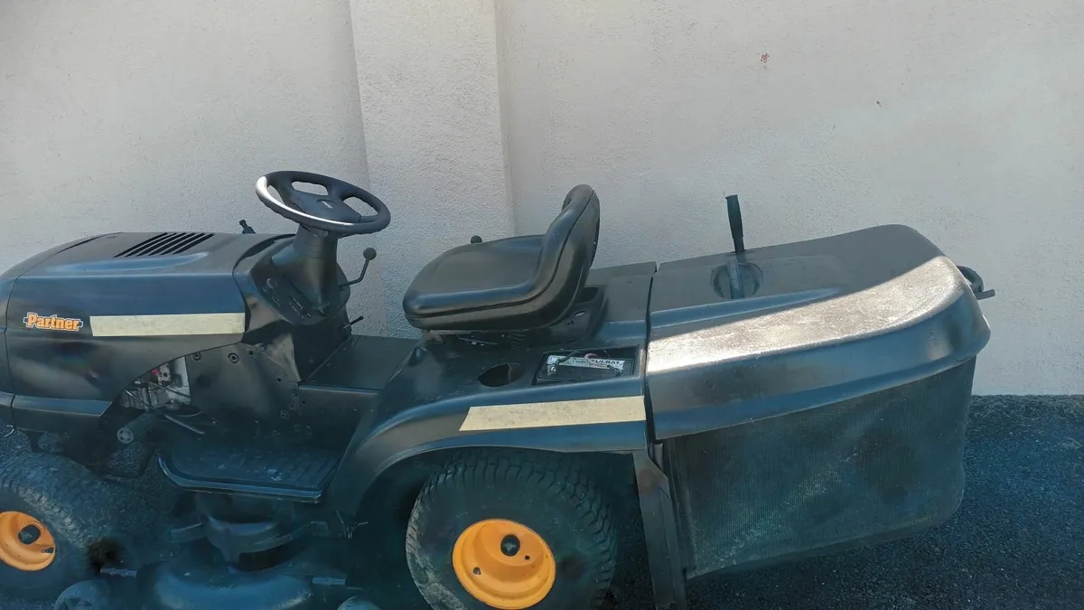 Partner ride on lawnmower - Image 1