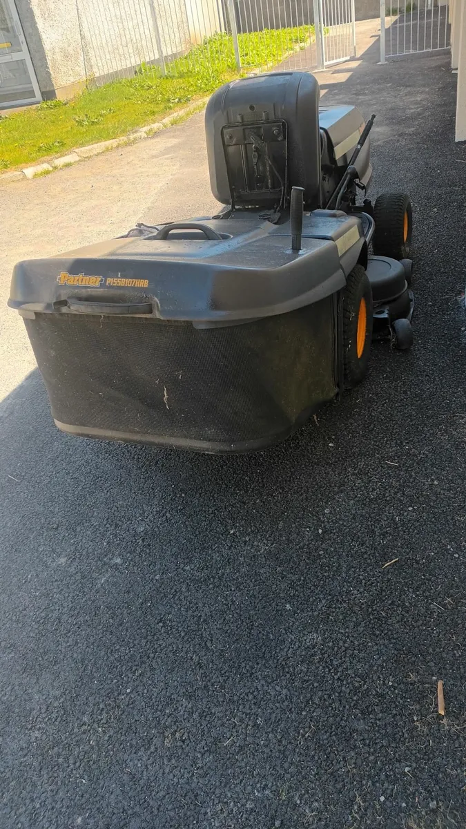 Partner ride on lawnmower - Image 4