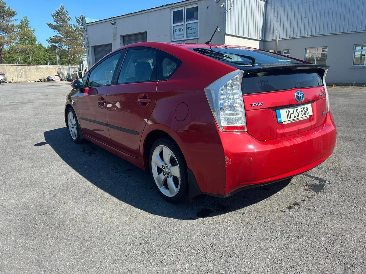 2010 toyota prius - Image 2