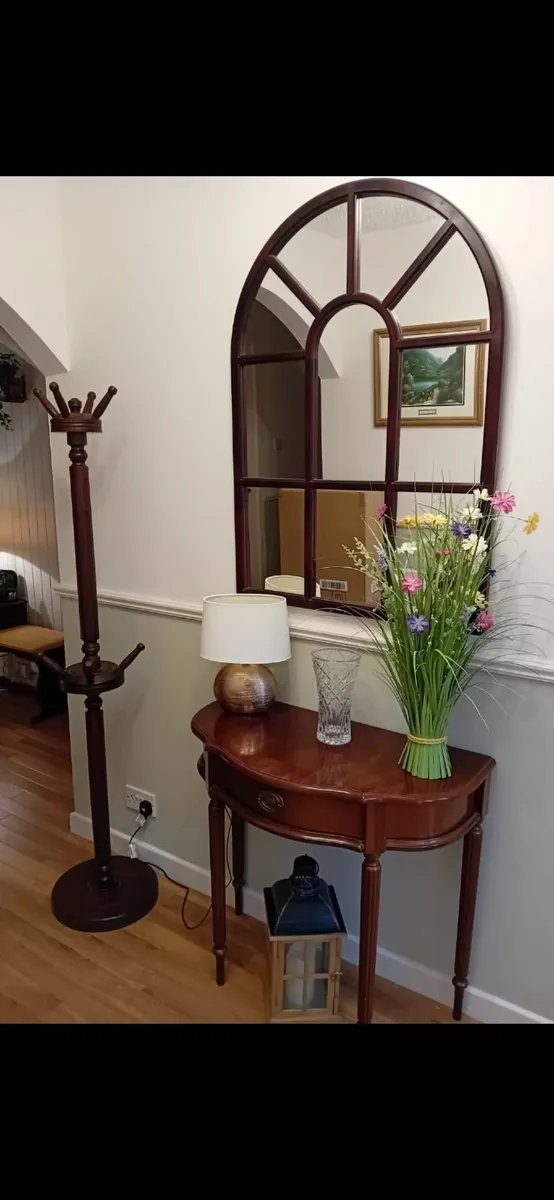 Dining table and chairs. - Image 1