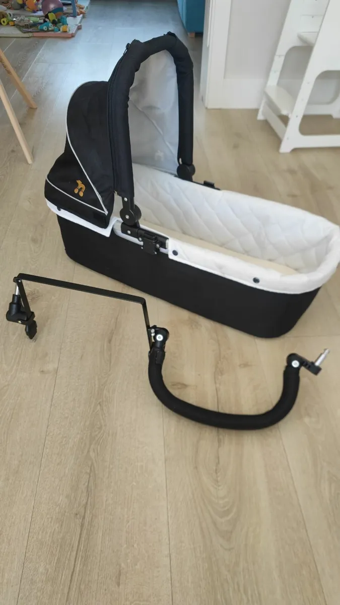 Out n about double newborn bassinet - Image 3