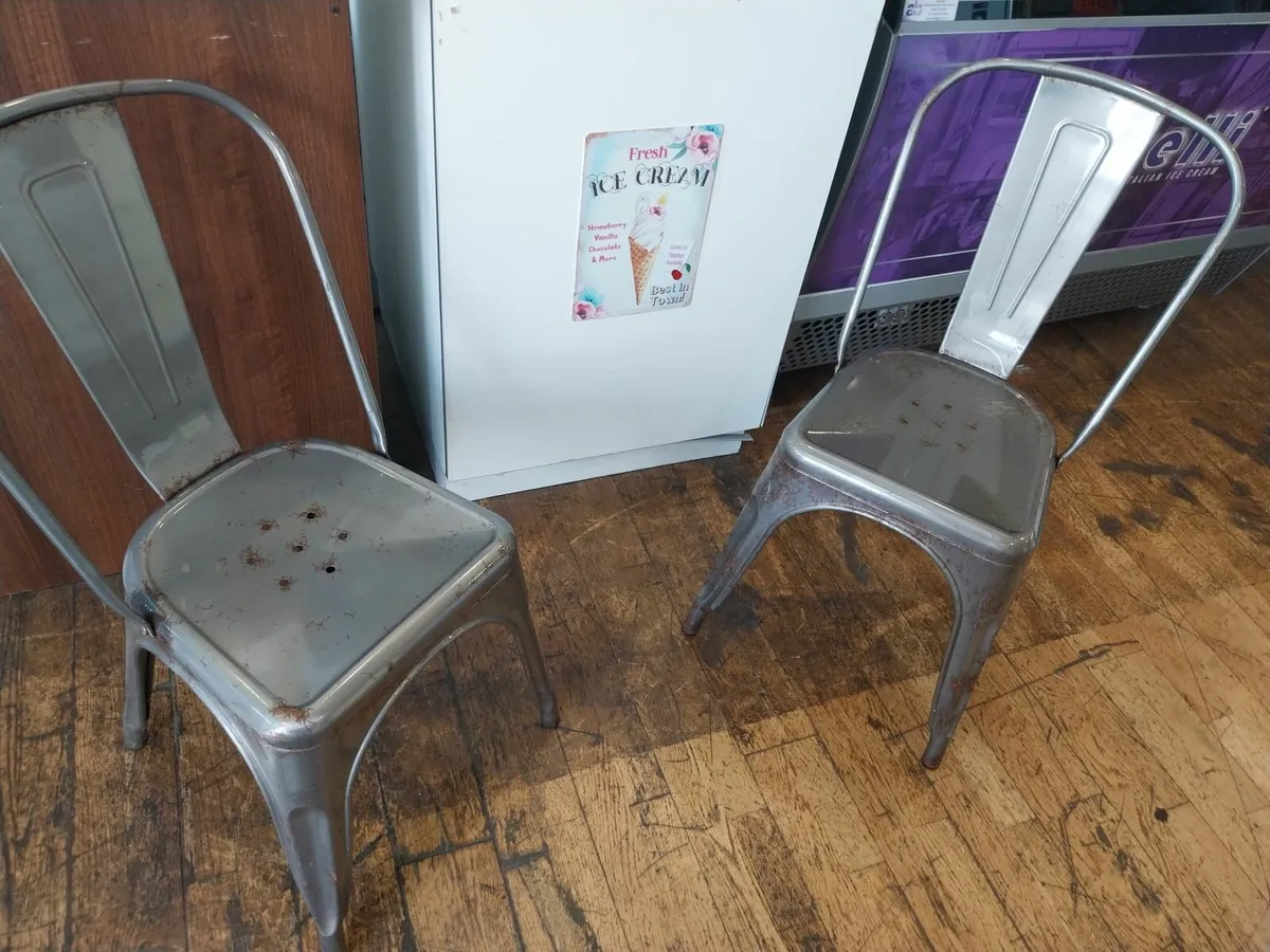 Table and chairs - Image 1