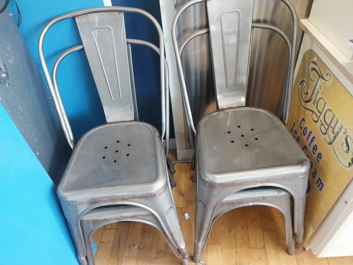 Table and chairs - Image 3
