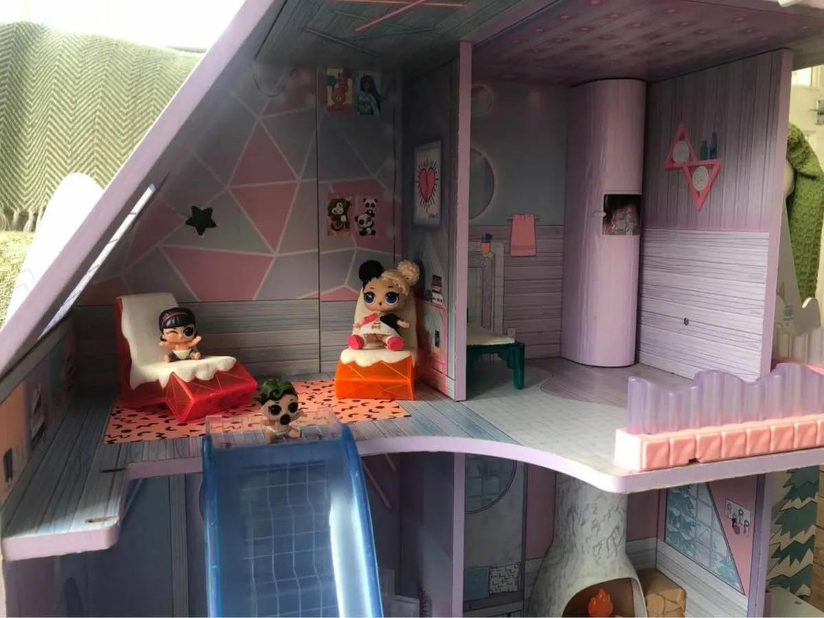 LOL Surprise Winter Chalet Dolls House  and Dolls - Image 2