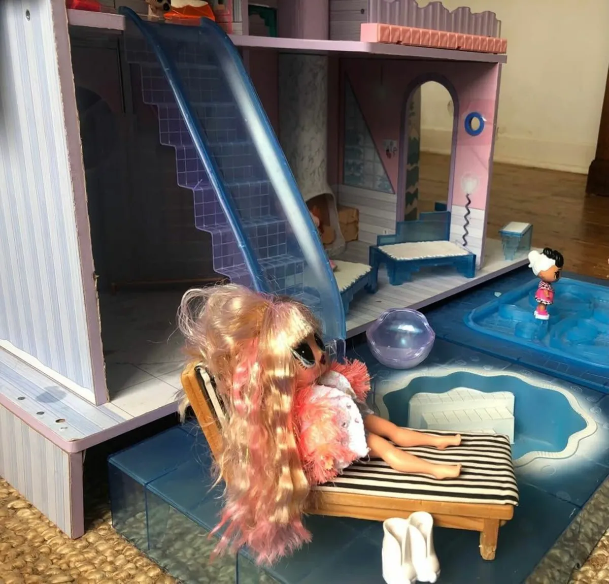 LOL Surprise Winter Chalet Dolls House  and Dolls - Image 4