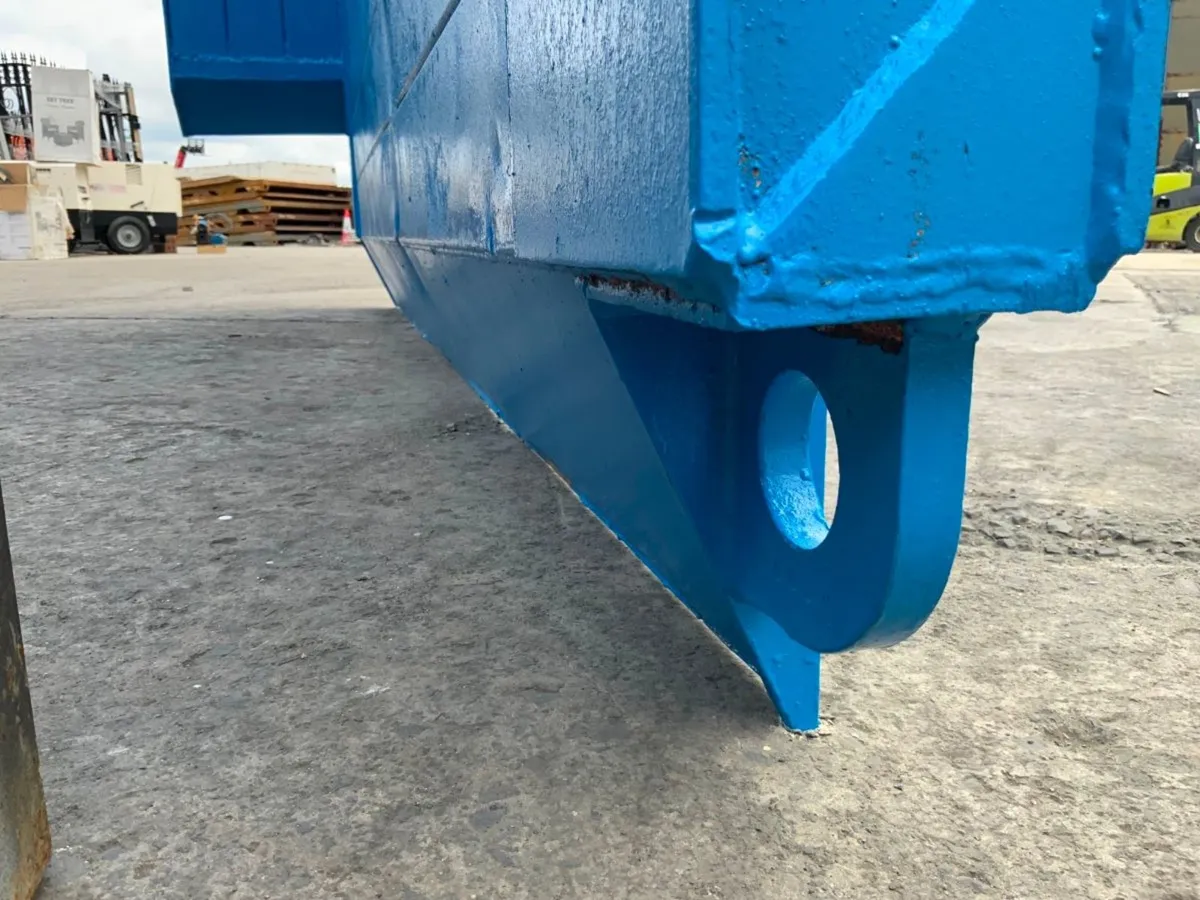 MANHOLE SHORING SUPPORT / TRENCH BOX...4949. - Image 3