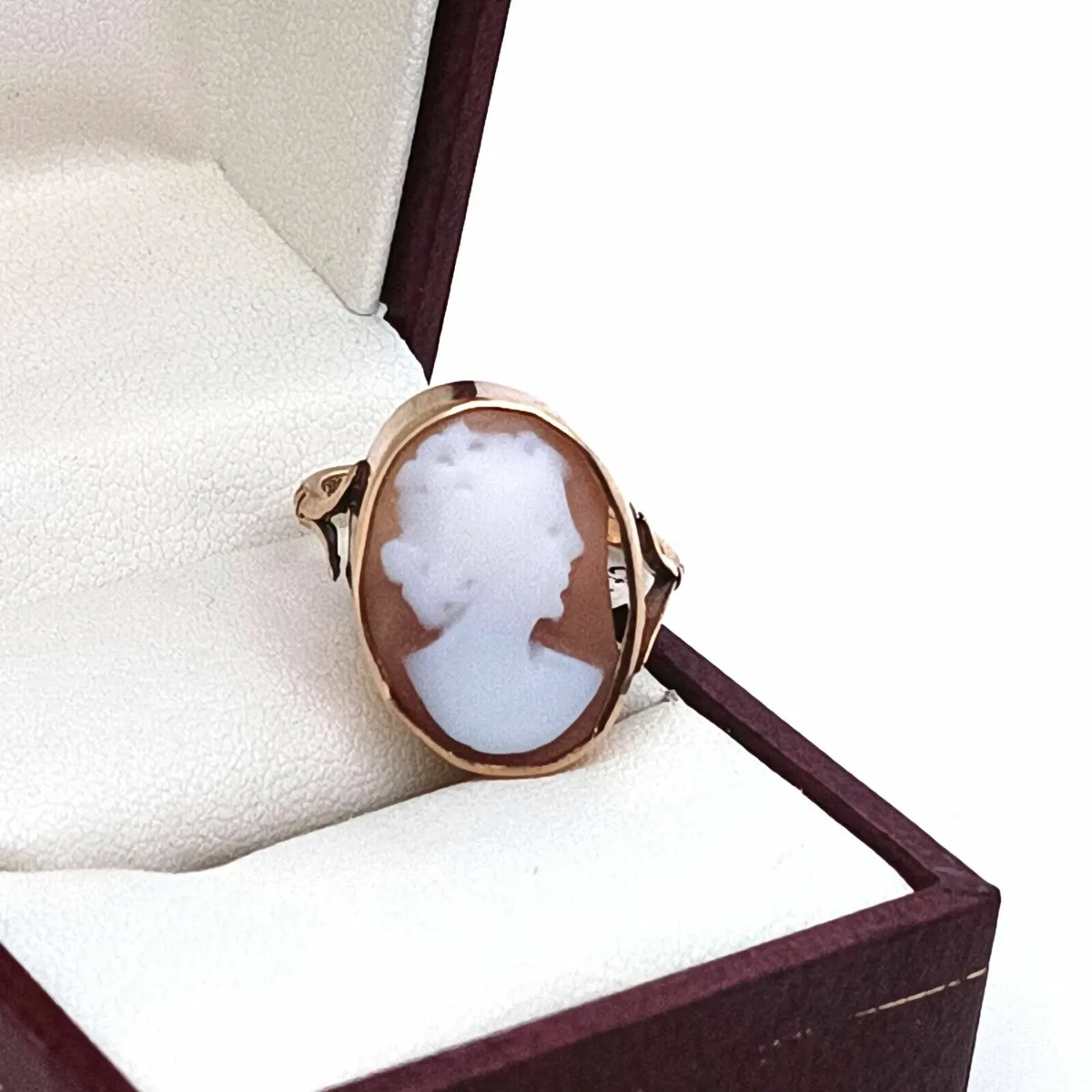 Vintage Shell Cameo Ring, 9 k Yellow Gold - Image 1
