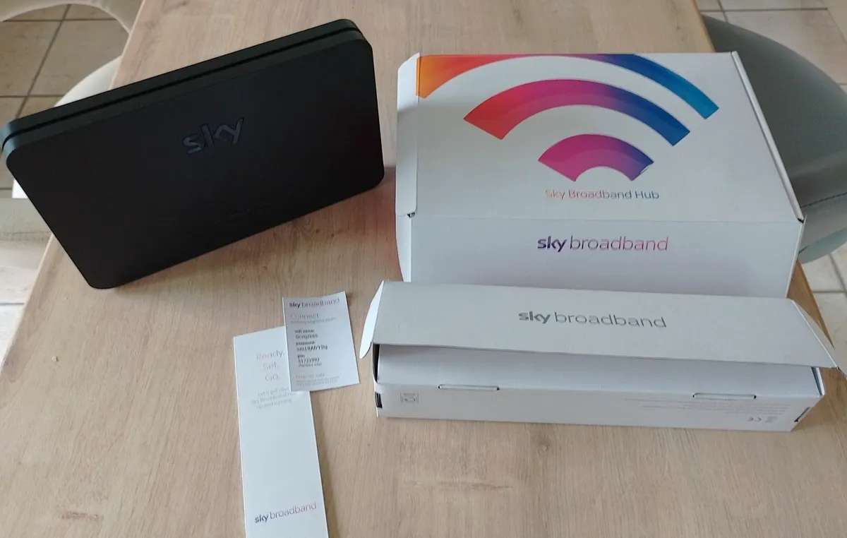 Sky Q Hub Broadband Wireless Wifi Router Modem SR2 - Image 3