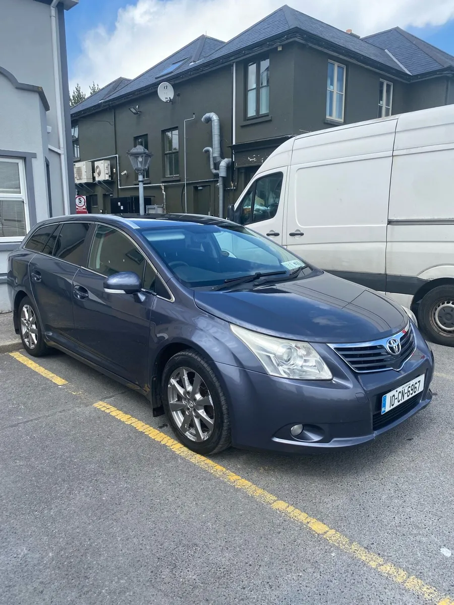 2010 Toyota avensis - Image 1