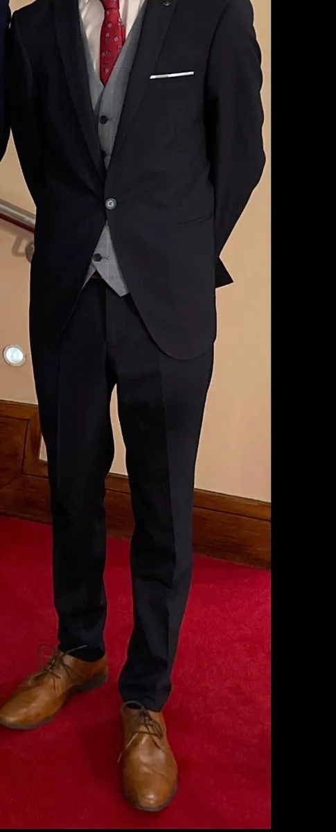 Men’s Navy 3 piece Suit - Image 1
