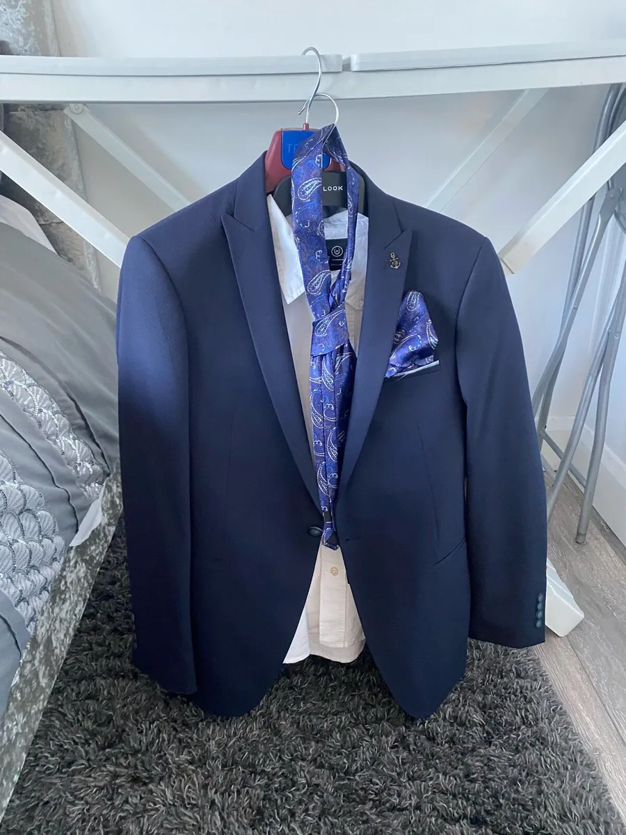 Men’s Navy 3 piece Suit - Image 2