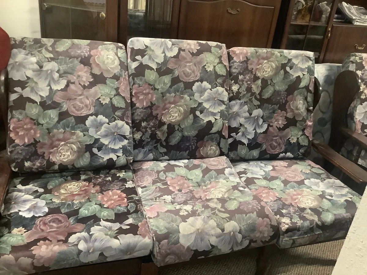 Suite of furniture - Image 1