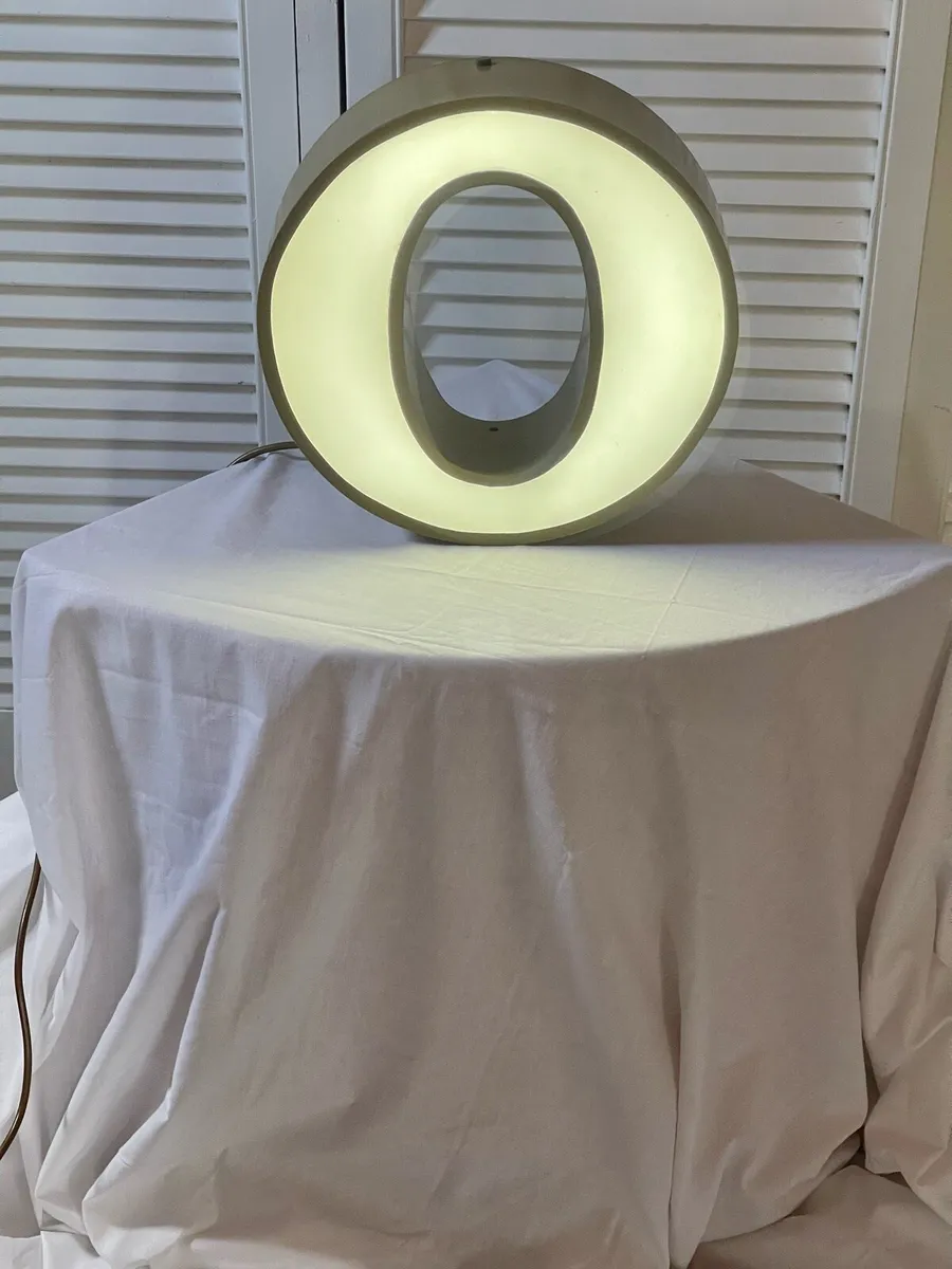 Mid century letter ‘ O ‘ lamp - Image 1