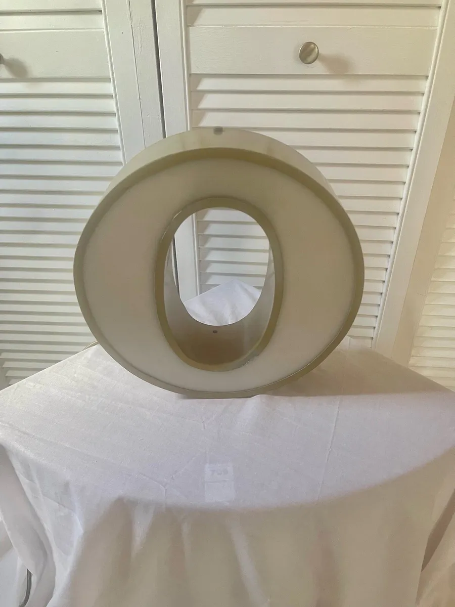Mid century letter ‘ O ‘ lamp - Image 2