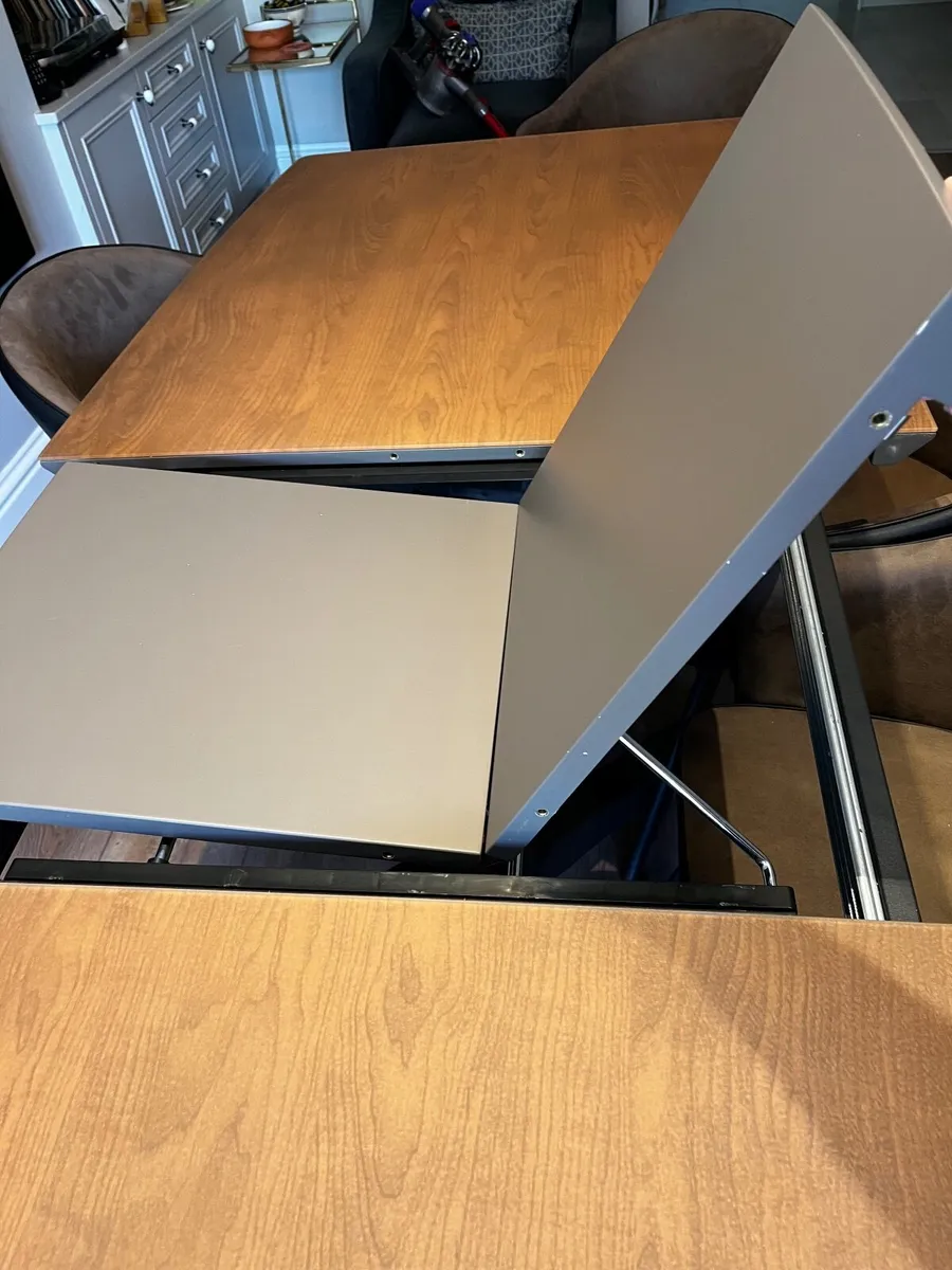 Table and chairs - Image 3